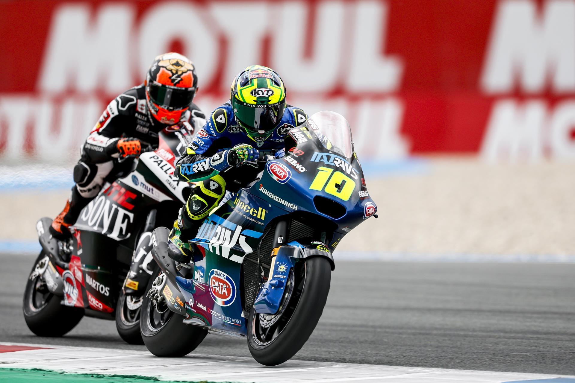 El español Aron Canet (i) en su Kalex y el brasileño Diogo Moreira en su Kalex en acción durante la carrera de Moto2 en la 100ª Edición del GP de Motociclismo de Assen, Países Bajos. EFE/EPA/VINCENT JANNINK