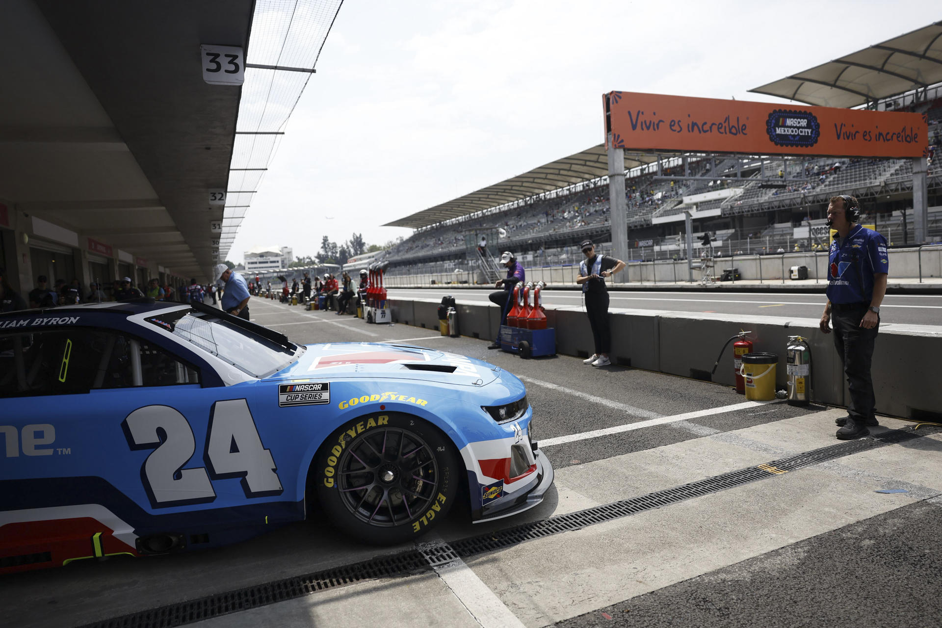 El estadounidense William Byron del equipo Hendrick Motorsports participa en una práctica de NASCAR Cup Series el viernes, en el Autódromo Hermanos Rodríguez en Ciudad en México (México). EFE/ Sáshenka Gutiérrez
