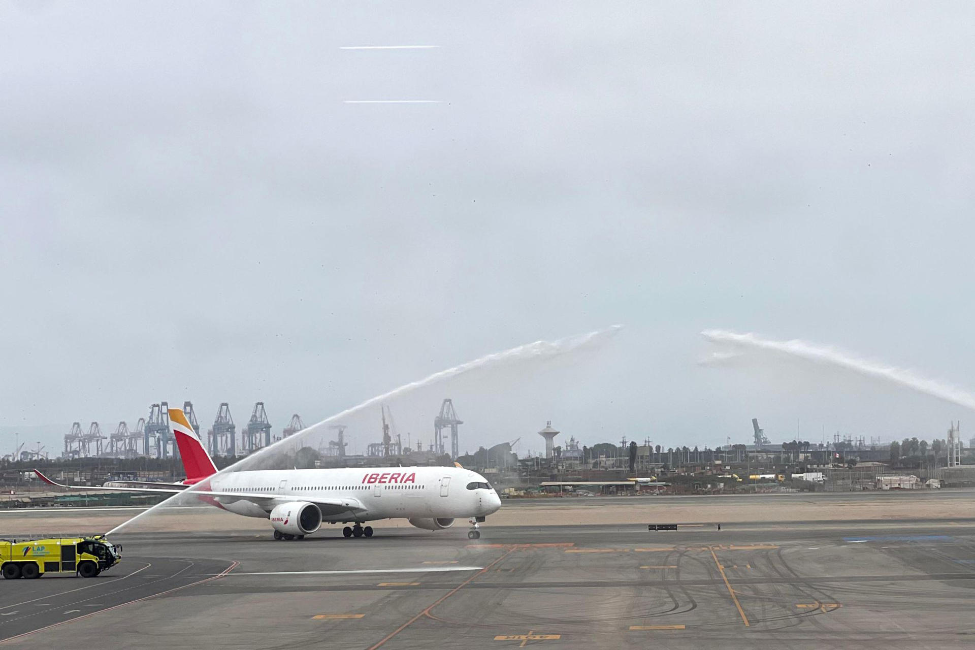 Fotografía cedida este domingo, 1 de junio, por la Agencia Peruana de Noticias Andina del primer avión que aterrizó de manera oficial en el nuevo aeropuerto internacional Jorge Chávez de Lima, una aeronave de la aerolínea española Iberia procedente de Madrid, en Callao (Perú). EFE/Andina