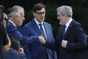 El presidente de la Generalitat de Catalunya, Salvador Illa (c) y el ministro de Política Territorial y Administración Pública, Ángel Víctor Torres (i), saludan al presidente de Canarias, Fernando Clavijo (d), a su llegada a la XXVIII Conferencia de Presidentes que se celebra este viernes en el Palau de Pedralbes en Barcelona. EFE/ Alberto Estévez