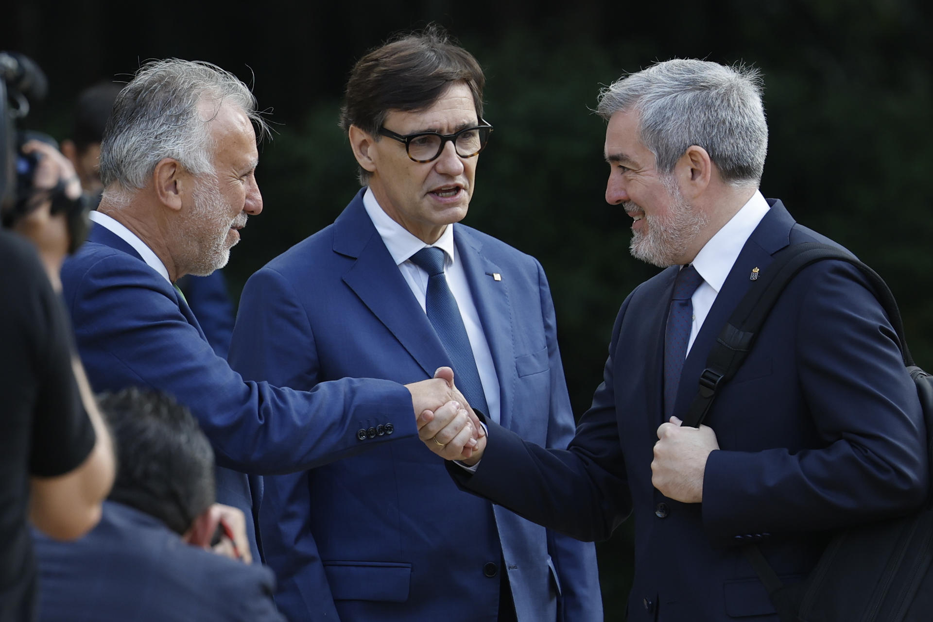 El presidente de la Generalitat de Catalunya, Salvador Illa (c) y el ministro de Política Territorial y Administración Pública, Ángel Víctor Torres (i), saludan al presidente de Canarias, Fernando Clavijo (d), a su llegada a la XXVIII Conferencia de Presidentes que se celebra este viernes en el Palau de Pedralbes en Barcelona. EFE/ Alberto Estévez