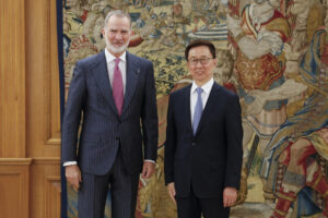 El rey Felipe VI, junto al vicepresidente chino, Han Zeng, a quien ha recibido con motivo de su visita a España este jueves en el Palacio de la Zarzuela. EFE/ Ballesteros