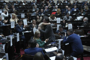 Fotografía cedida por prensa del Congreso de la Nación de diputados en una sesión este miércoles, en Buenos Aires (Argentina). EFE/ Prensa Congreso de la Nación /SOLO USO EDITORIAL NO VENTAS /SOLO DISPONIBLE PARA ILUSTRAR LA NOTICIA QUE ACOMPAÑA (CRÉDITO OBLIGATORIO)