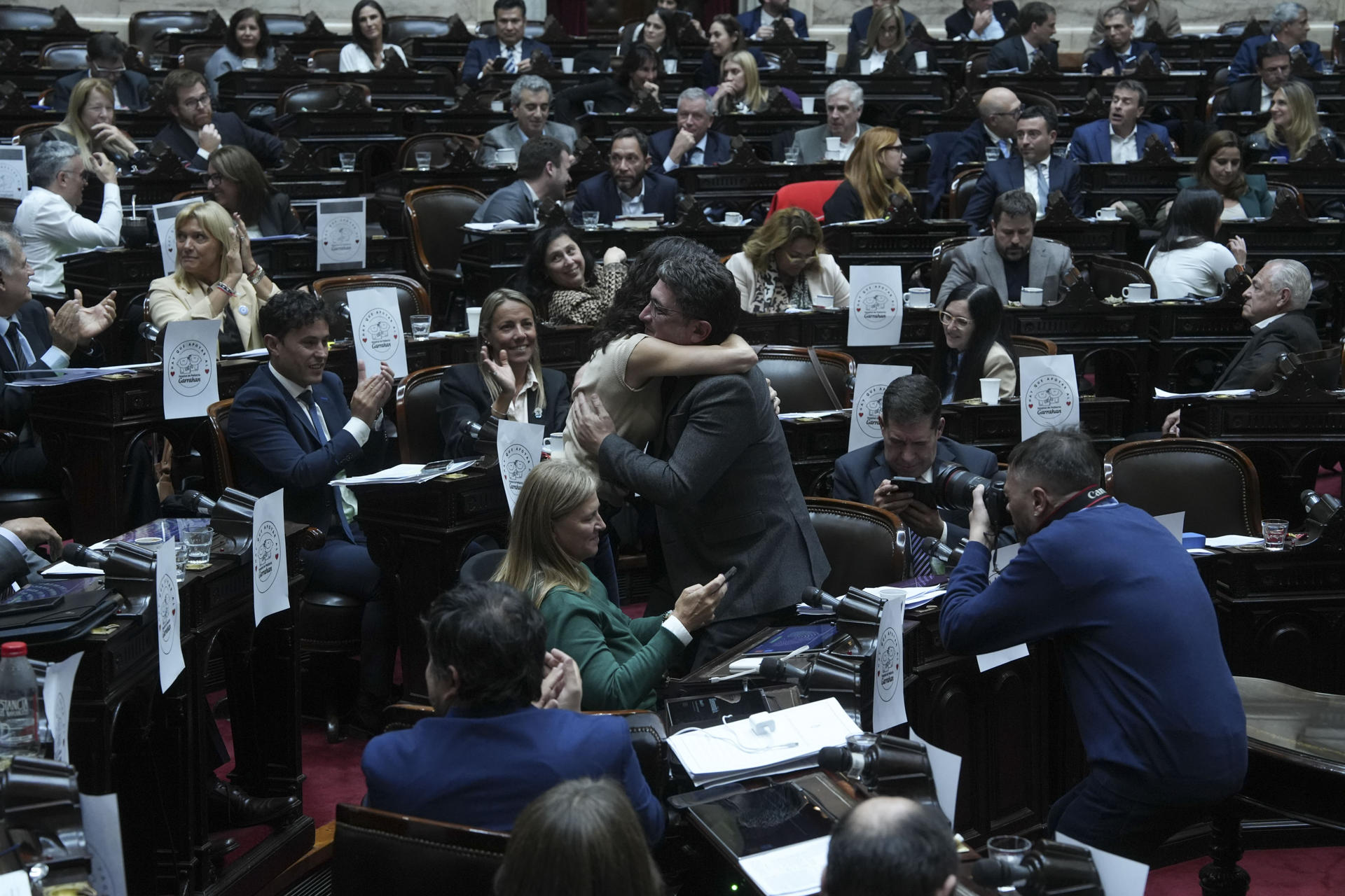 Fotografía cedida por prensa del Congreso de la Nación de diputados en una sesión este miércoles, en Buenos Aires (Argentina). EFE/ Prensa Congreso de la Nación /SOLO USO EDITORIAL NO VENTAS /SOLO DISPONIBLE PARA ILUSTRAR LA NOTICIA QUE ACOMPAÑA (CRÉDITO OBLIGATORIO)
