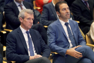 El presidente de la Xunta, Alfonso Rueda (i) junto al conselleiro de Pesca, Alfonso Villares. EFE/ Salvador Sas