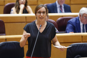 La ministra de Sanidad, Mónica García, interviene desde su escaño durante la sesión del Pleno del Senado celebrada este martes, en Madrid. EFE/J.P. Gandul