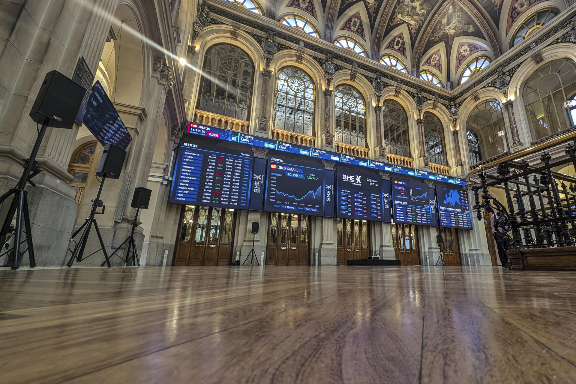 Vista general del edificio de la Bolsa de Madrid este lunes, que cierra con un ascenso del 0,36 % y escala a los 14.200 puntos, hasta situarse en los 14.202 enteros. EFE/ Vega Alonso
