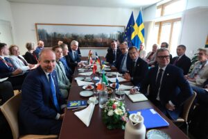 Imagen del primer ministro de Irlanda, Micheál Martin, (primero a la izq), este jueves en una reunión durante la Cumbre de Líderes de la UE en Bruselas.EFE/EPA/OLIVIER HOSLET