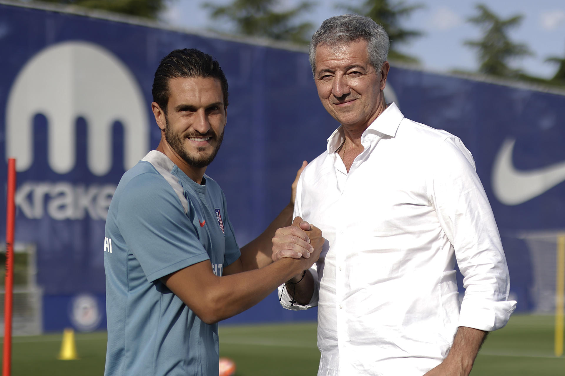 El capitán del Atlético de Madrid Koke Resurrección (i) junto al consejero delegado, Miguel Ángel Gil, conversan y posan para las cámaras del club. EFE/ Atlético De Madrid