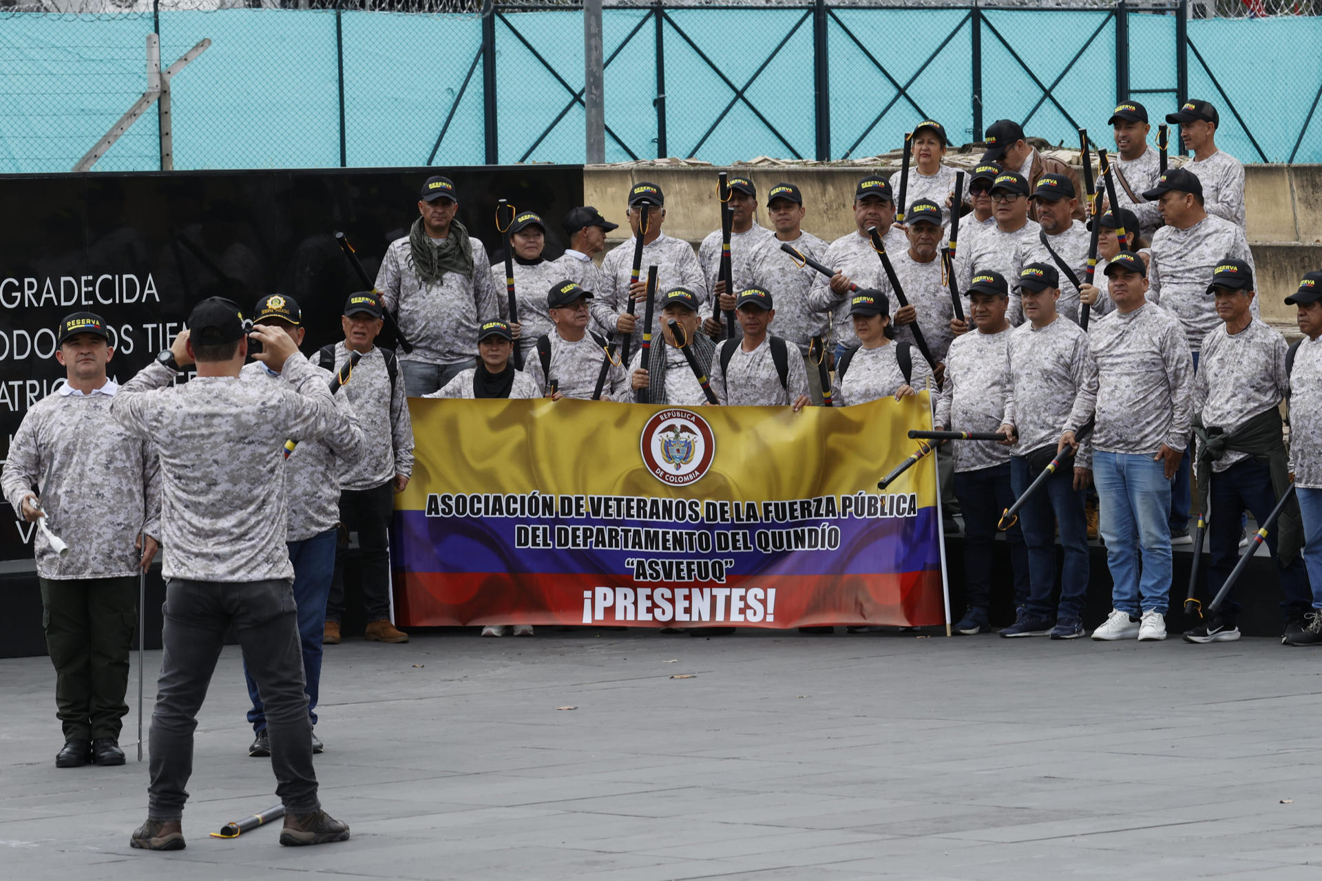 Integrantes de la Asociación de Veteranos de la Fuerza Pública del Quindío sostienen una pancarta este jueves, frente al Ministerio de Defensa en Bogotá (Colombia). EFE/ Mauricio Dueñas Castañeda
