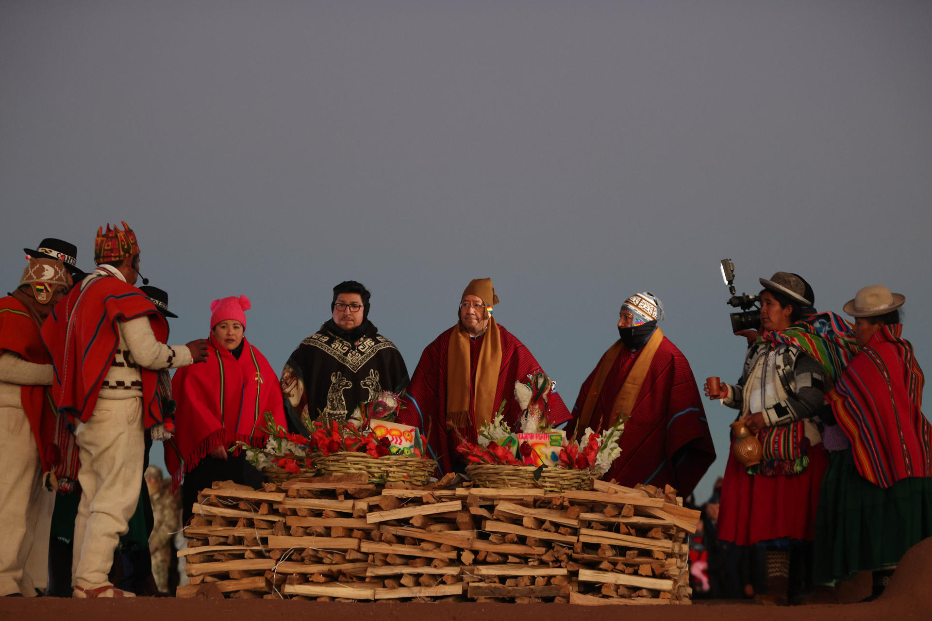 El presidente boliviano, Luis Arce (c), asiste a la celebración del Año Nuevo Andino 5533 o 'Willka Kuti' en aimara este sábado, en Tiahuanaco (Bolivia). EFE/ Luis Gandarillas