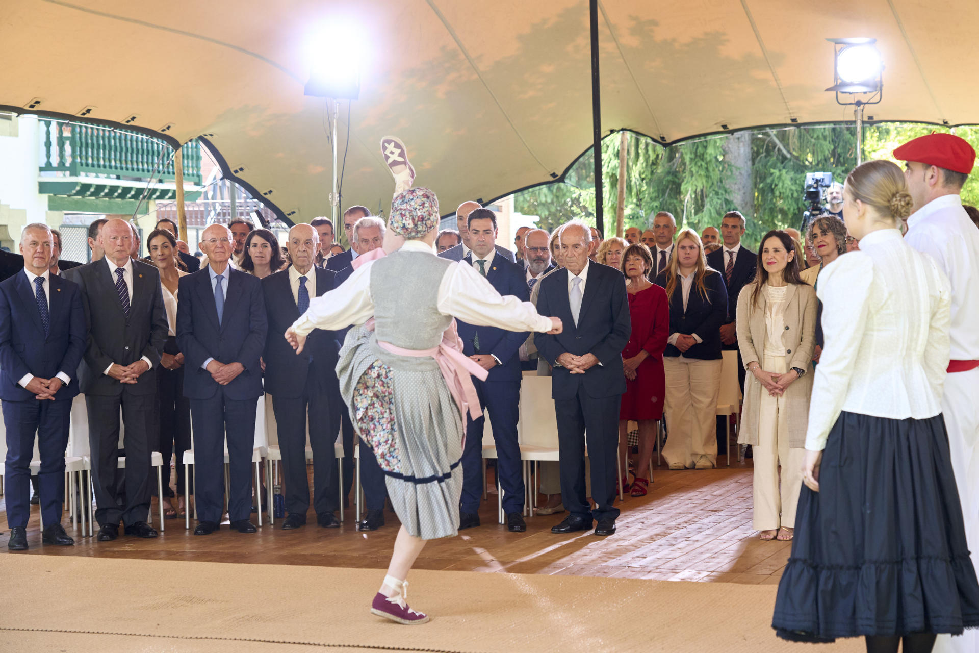 -Una dantzari durante el homenaje al lehendakari Carlos Garaikoetxea, (cd) durante su intervención donde ha recordado hoy las dificultades que afrontó el primer Gobierno Vasco de la democracia que presidió a partir de 1980, pero ha resaltado que Euskadi es una sociedad "valiente y trabajadora" que ha superado los retos y, "unidos y con respeto a la pluralidad", los superará en el futuro. EFE / L. Rico
