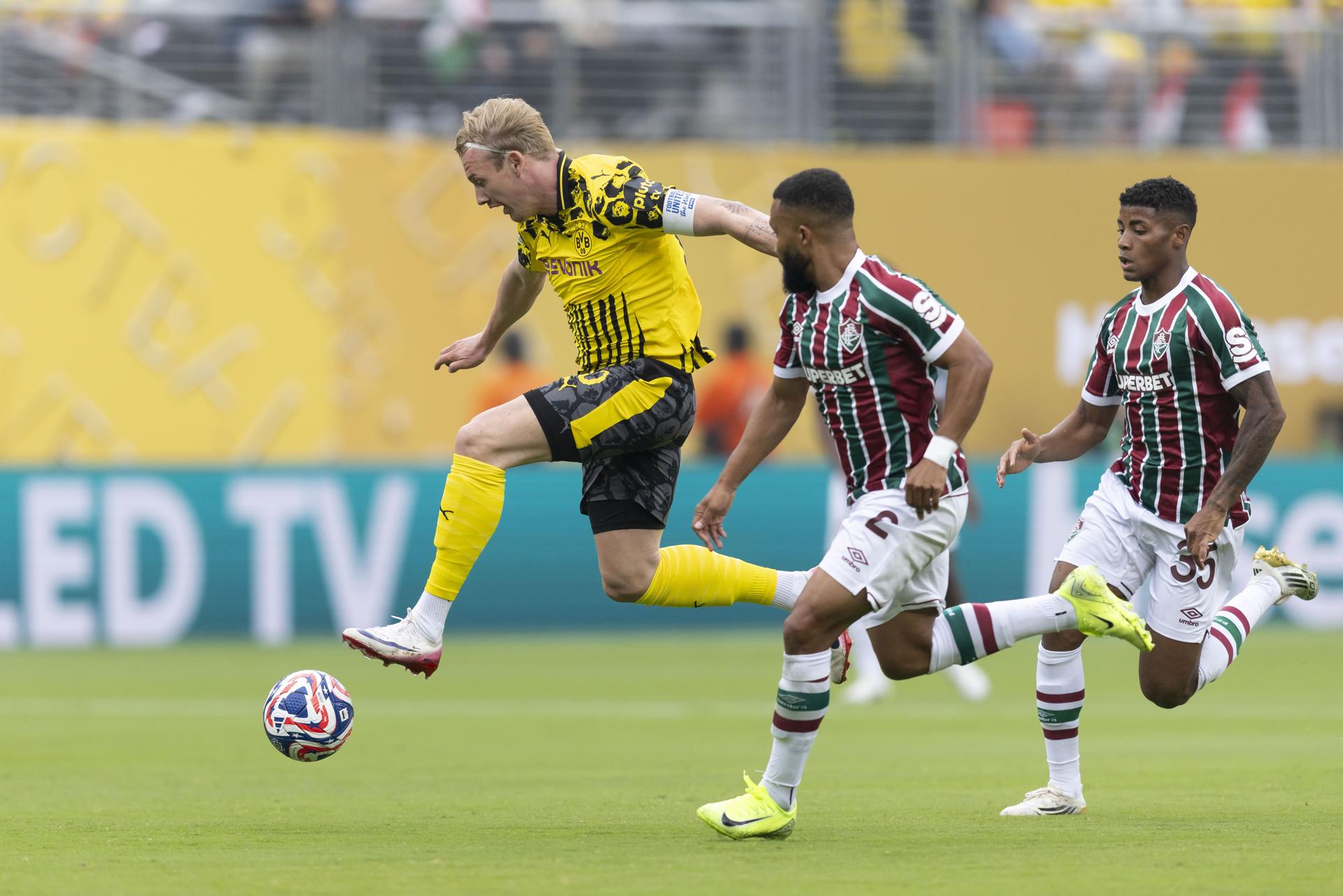 Julian Brandt (I), del Borussia Dortmund, lucha por la posición con Samuel Xavier (C) y Hércules (D), del Fluminense, durante el partido de fútbol de la Copa Mundial de Clubes de la FIFA 2025 en East Rutherford (Nueva Jersey, EE.UU.). EFE/JUSTIN LANE