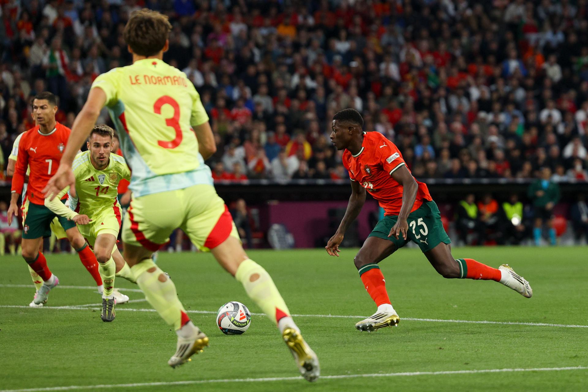 Nuno Mendes (d) durante la final de la UEFA Nations League que han jugado Portugal y España en Múnich, Alemania EFE/EPA/MIGUEL A. LOPES