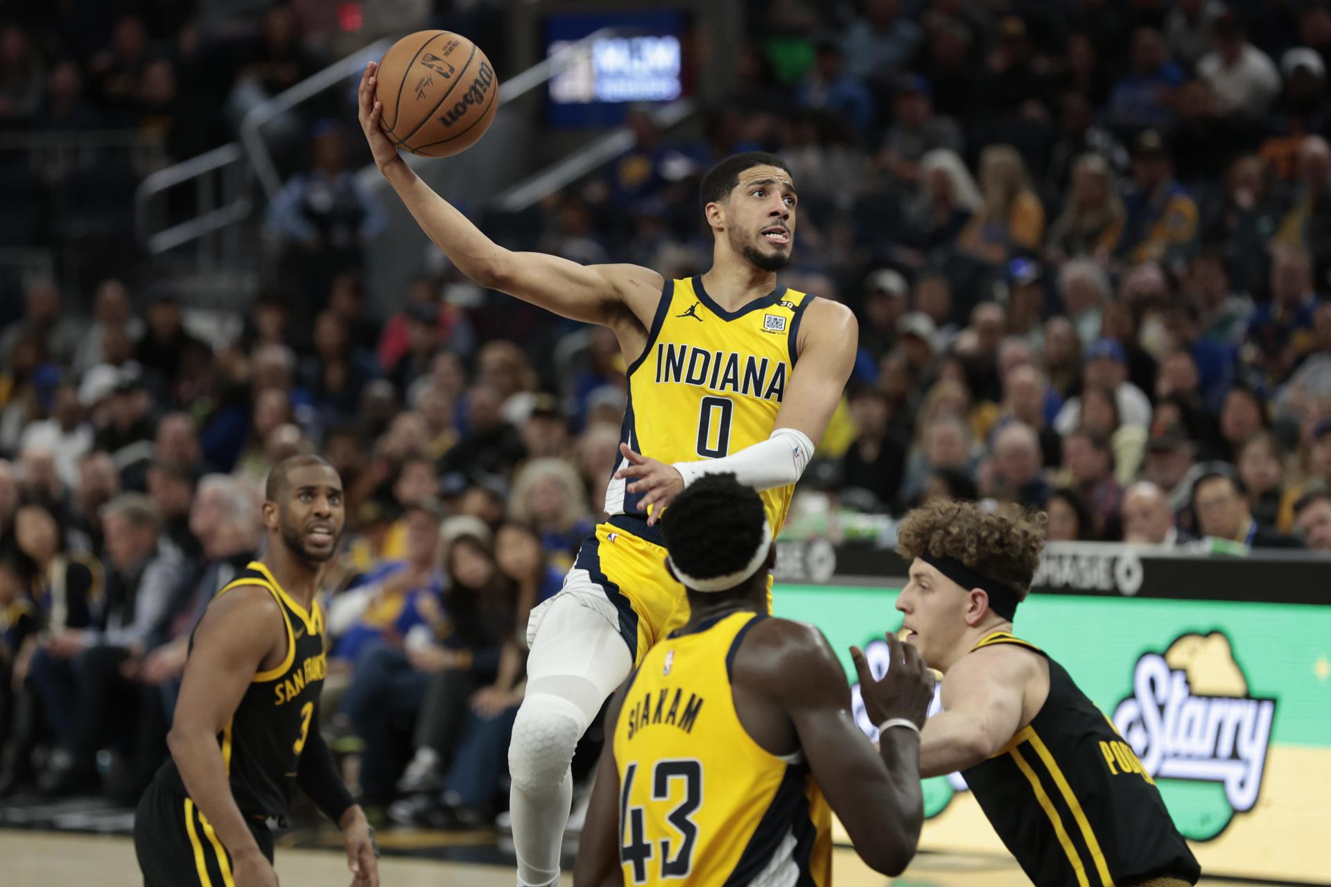 Fotografía de archivo del base de Indiana Pacers, Tyrese Haliburton (c), quien se perfila como uno de los protagonistas de las Finales de la NBA que comienzan este 5 de junio en Oklahoma City. EFE/EPA/JOHN G. MABANGLO.