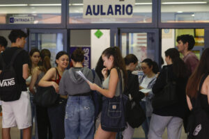 Imagen de varios estudiantes este mes antes de la Prueba de Acceso a la Universidad (PAU) en la Universidad Complutense de Madrid. EFE/ Juan Carlos Hidalgo