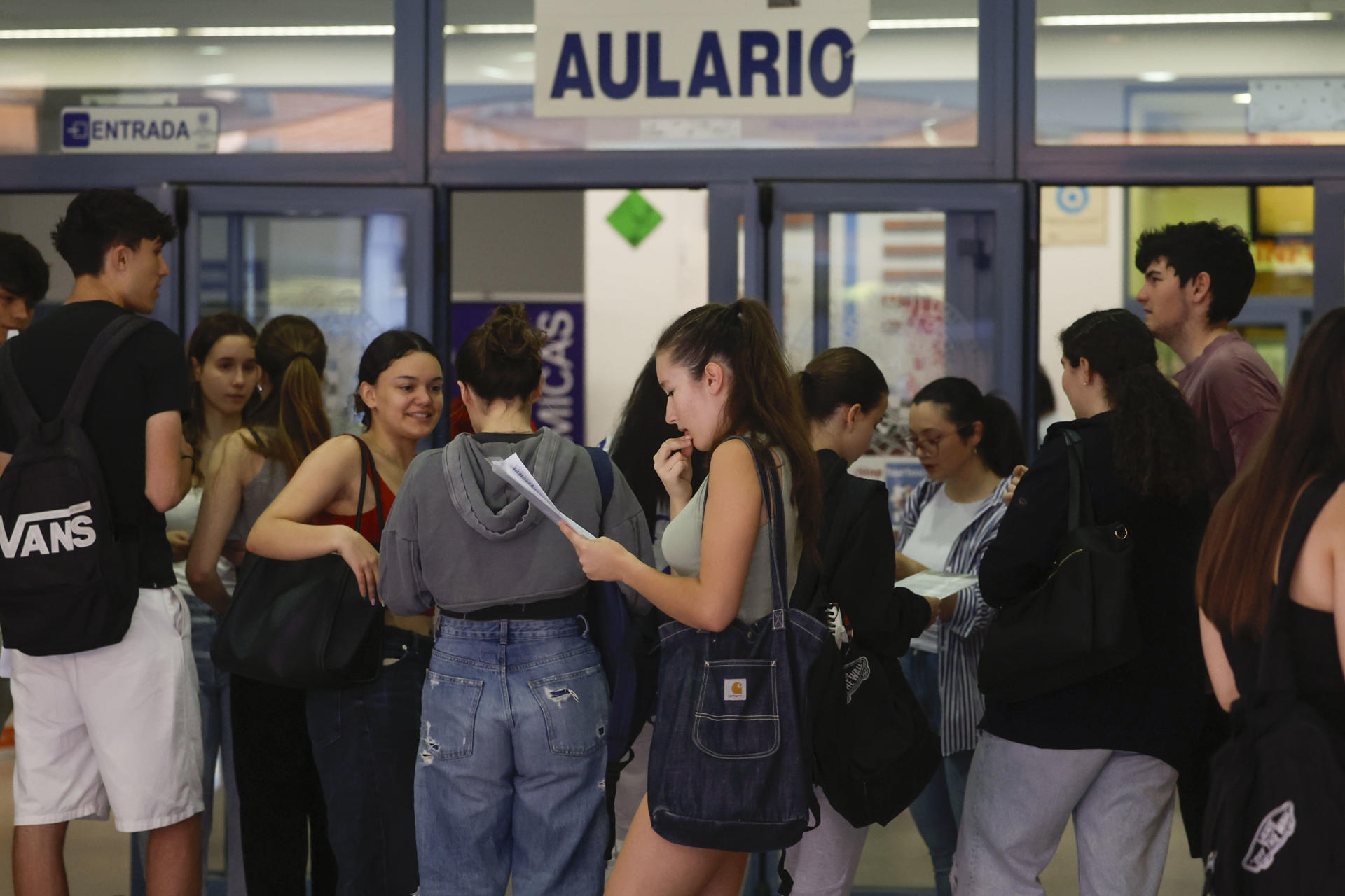 Imagen de varios estudiantes este mes antes de la Prueba de Acceso a la Universidad (PAU) en la Universidad Complutense de Madrid. EFE/ Juan Carlos Hidalgo