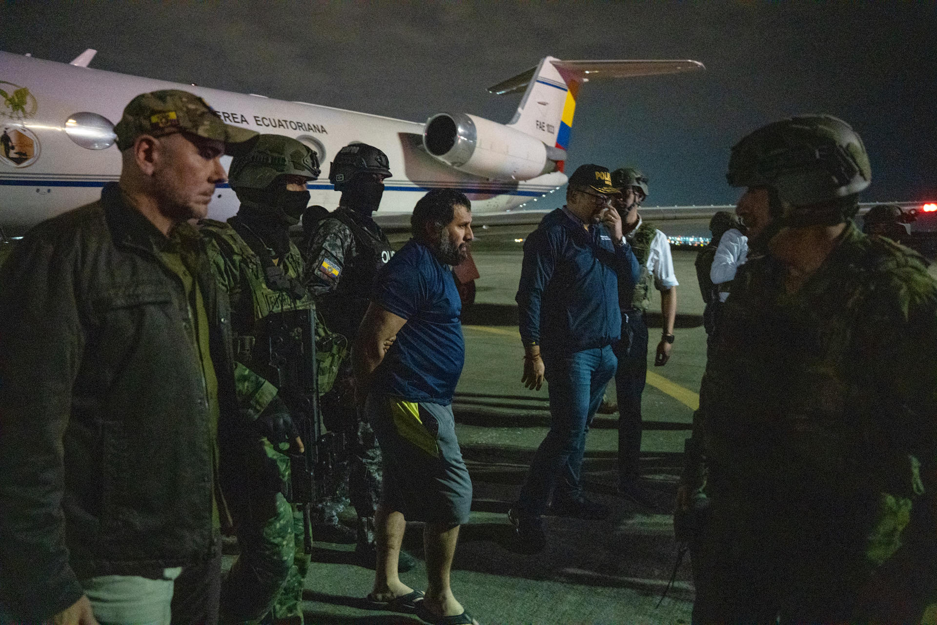 El narcotraficante José Adolfo Macías Villamar 'Fito' (c), es custodiado por integrantes del Ejercito y la Policía de Ecuador este miércoles, en Guayaquil (Ecuador). EFE/Mauricio Torres