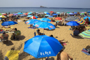 Vista general de la playa de Levante de Benidorm adonde ha acudido un gran número de personas para disfrutar del buen tiempo y de las temperaturas veraniegas en el ecuador de junio. EFFE/Morell