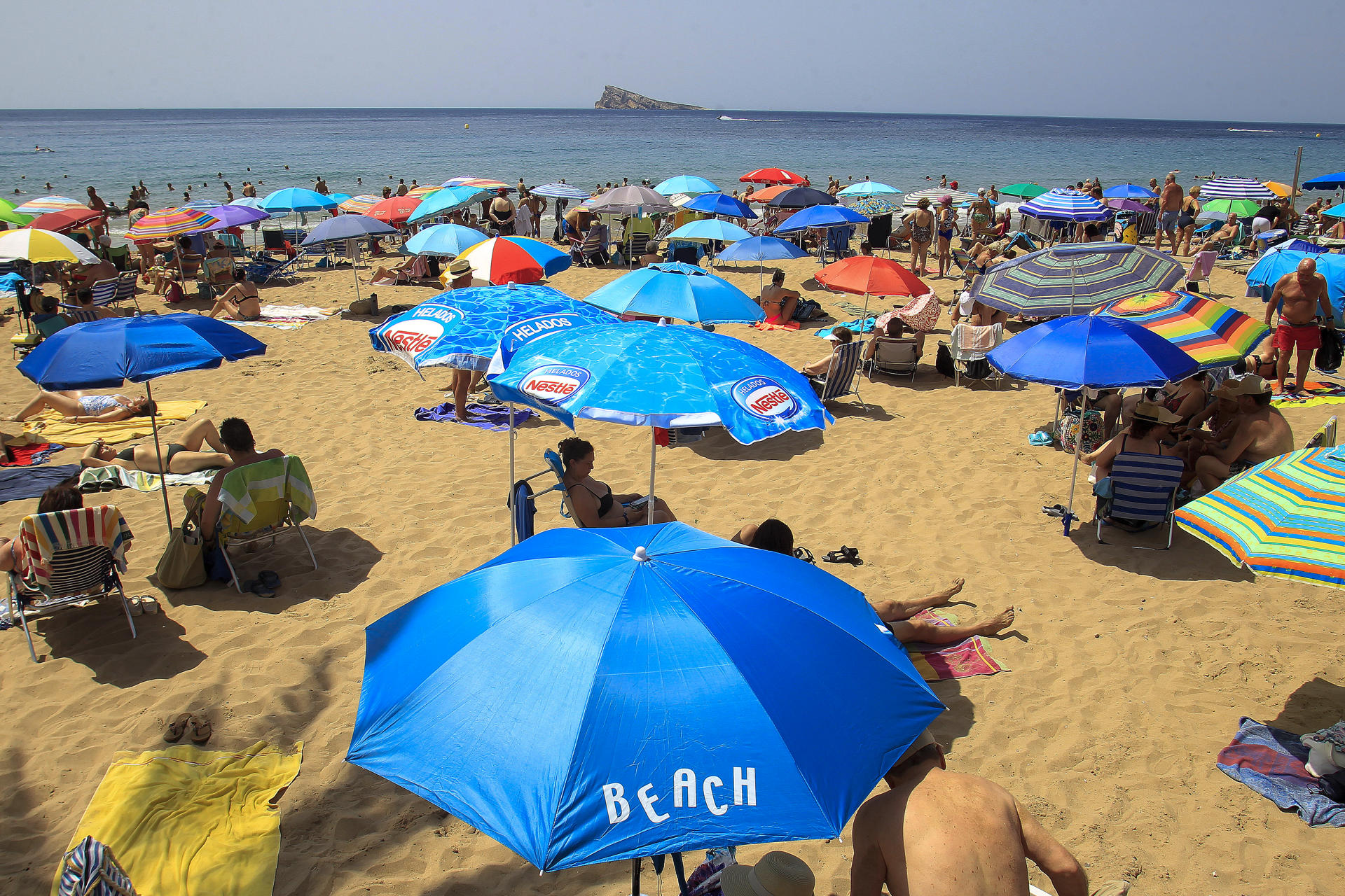 Vista general de la playa de Levante de Benidorm adonde ha acudido un gran número de personas para disfrutar del buen tiempo y de las temperaturas veraniegas en el ecuador de junio. EFFE/Morell