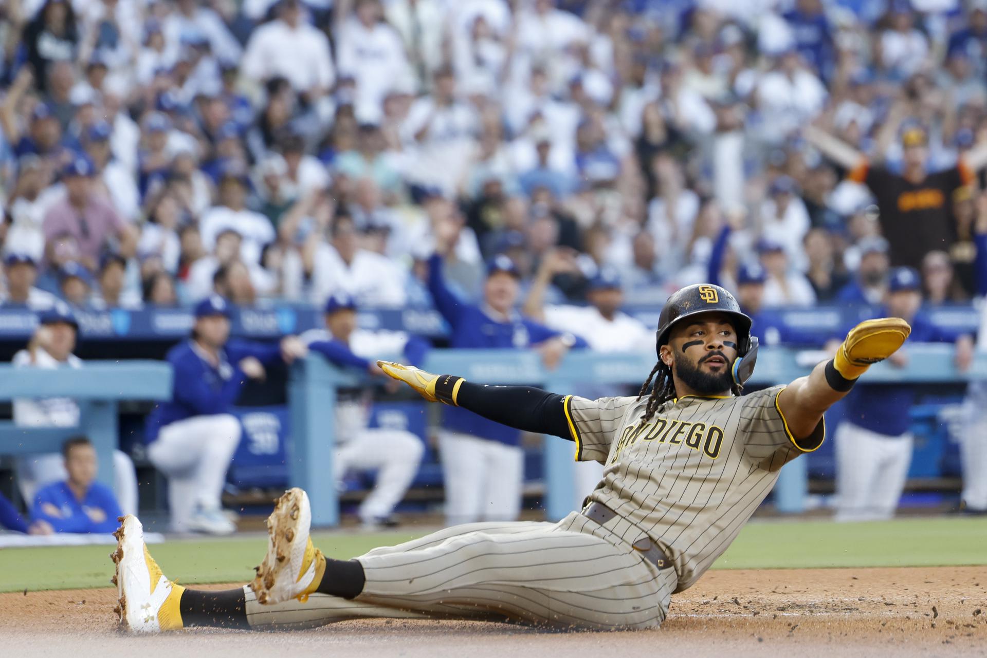 Fernando Tatis Jr. de los Padres de San Diego se desliza de manera segura hacia el plato durante el juego de este lunes contra los Dodgers en Los Ángeles (California) EFE/EPA/CAROLINE BREHMAN