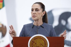 La presidenta de México, Claudia Sheinbaum, habla durante una rueda de prensa este viernes, en Palacio Nacional de la Ciudad de México (México). EFE/ Mario Guzmán