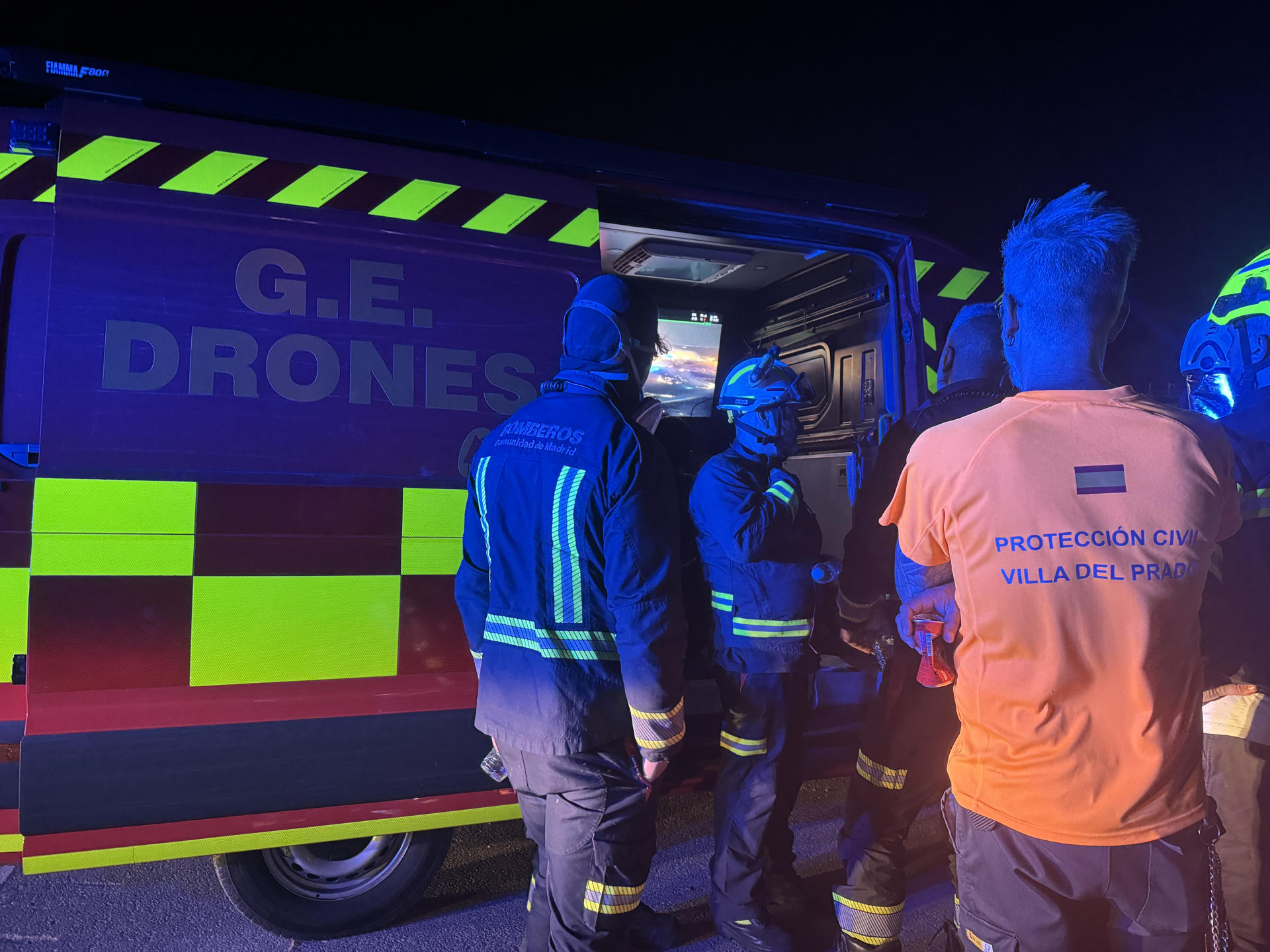 Fotografía cedida por 112 Comunidad de Madrid de un grupo de bomberos atendiendo un incendio en Villa del Prado, Madrid (España). Nueve viviendas de la localidad madrileña de Villa del Prado han sido evacuadas, y los vecinos de una urbanización confinados, a causa de un incendio forestal declarado este domingo por la noche, informaron fuentes del 112 de la Comunidad de Madrid. EFE/ 112 Comunidad de Madrid /SOLO USO EDITORIAL/NO VENTAS/SOLO DISPONIBLE PARA ILUSTRAR LA NOTICIA QUE ACOMPAÑA (CRÉDITO OBLIGATORIO)
