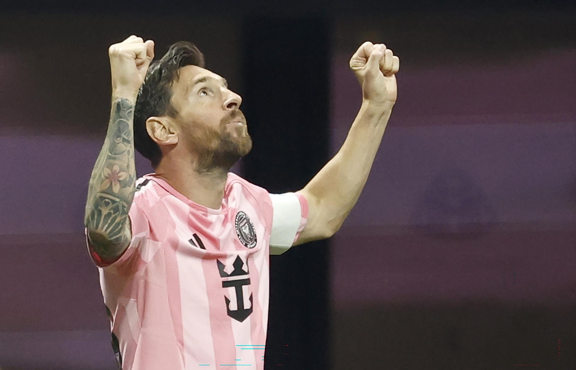 Lionel Messi celebra este jueves en Atlanta el golazo de tiro libre que cambió el rumbo del partido del Mundial de Clubes que perdía Inter Miami con Oporto y ganó por 2-1 en Atlanta. EFE/EPA/ERIK S. LESSER