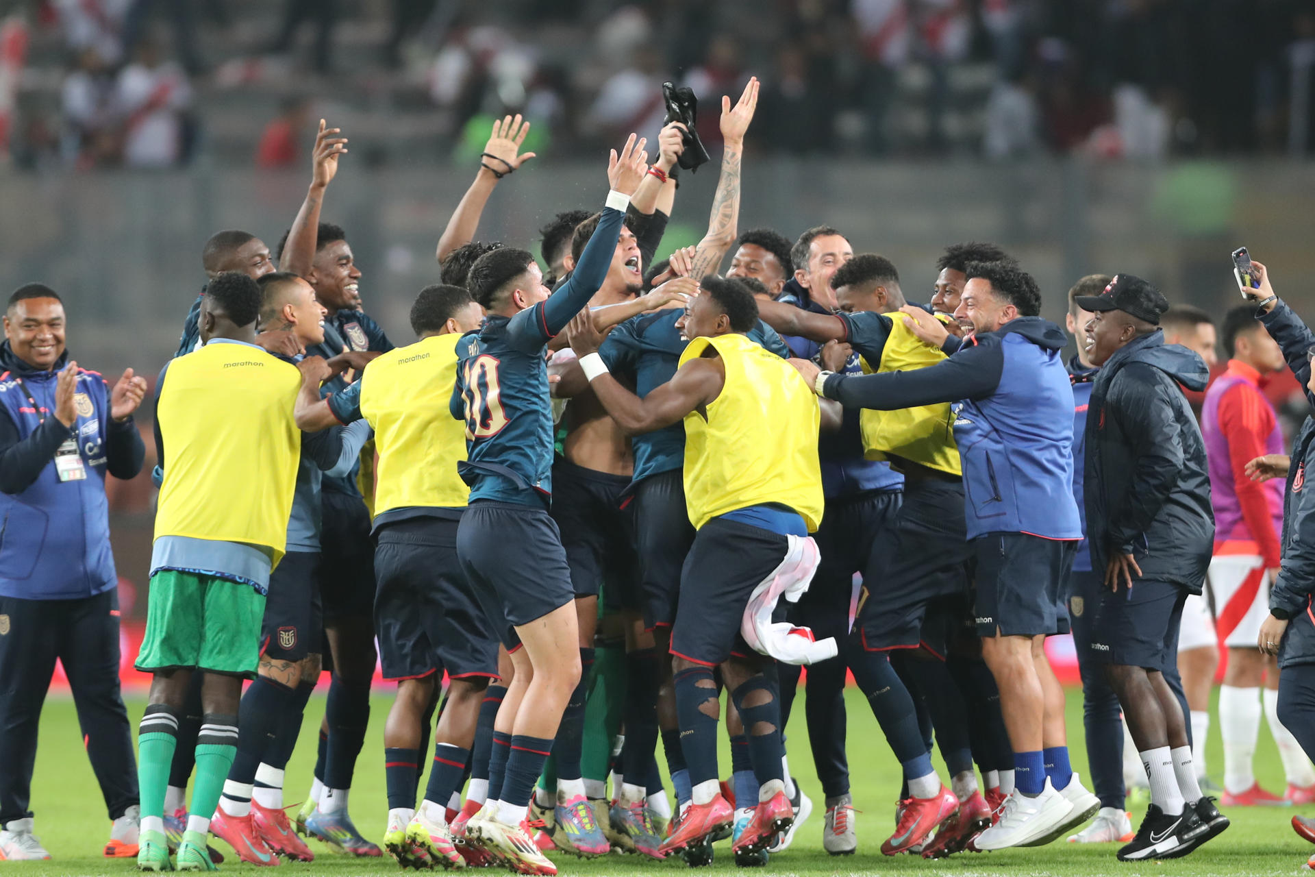 Jugadores de la selección de Ecuador celebran este martes su clasificación anticipada al Mundial de 2026 tras igualar sin goles con Perú en el estadio Nacional del Perú (Perú). EFE/ Paolo Aguilar