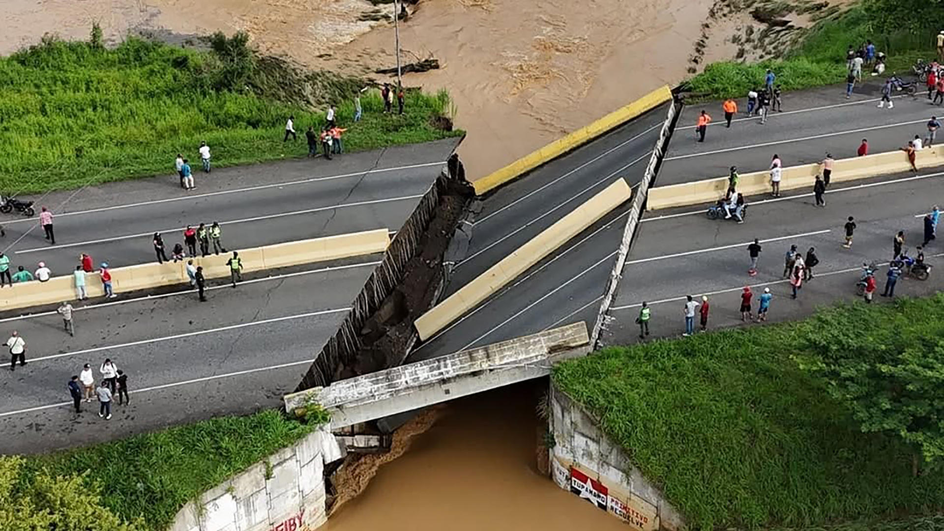 Fotografía tomada de la red social X de la cuenta oficial del Ministerio del Poder Popular para el Ecosocialismo @MINECPortuguesa que muestra un puente colapsado por las fuertes lluvias este miércoles, 25 de junio, en Ospino (Venezuela). EFE/@minecportuguesa