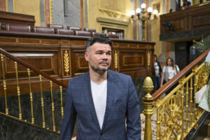 El portavoz de ERC, Gabriel Rufián a su llegada al pleno del Congreso, este martes. EFE/ Fernando Villar