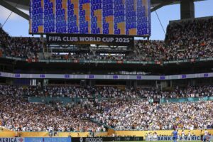 Seguidores del Real Madrid celebran el 1-0 ante el Al Hilal AC en el partido de Mundial de Clubes disputado el pasado 18 en Miami. EFE/EPA/CRISTOBAL HERRERA-ULASHKEVICH
