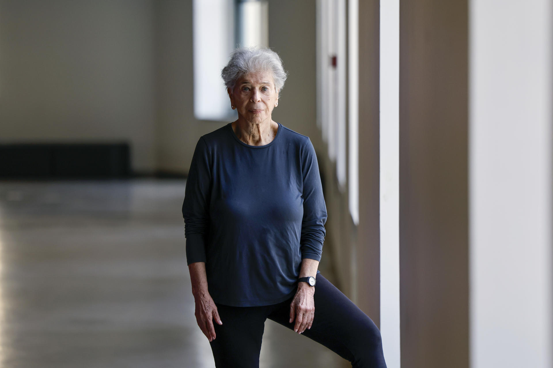 La escritora estadounidense Vivian Gornick antes de participar este lunes en la Fundación Telefónica de Madrid una rueda de prensa con motivo del lanzamiento en España de 'Por qué algunos hombres odian a las mujeres'. EFE/ Sergio Pérez