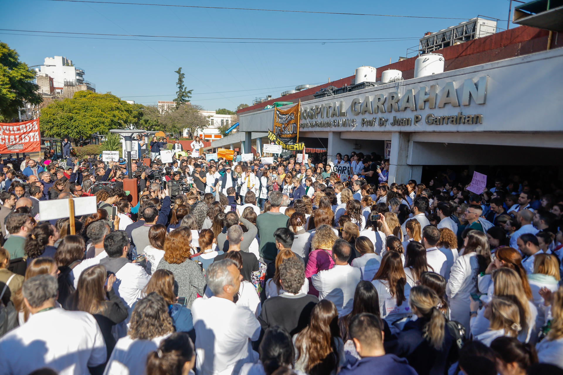 Cientos de funcionarios, médicos y pacientes fueron captados este jueves, 5 de junio, al protestar frente al Hospital Pediátrico Garraham, el mayor de Argentina en esta especialidad, en Buenos Aires (Argentina). EFE/Juan Ignacio Roncoroni