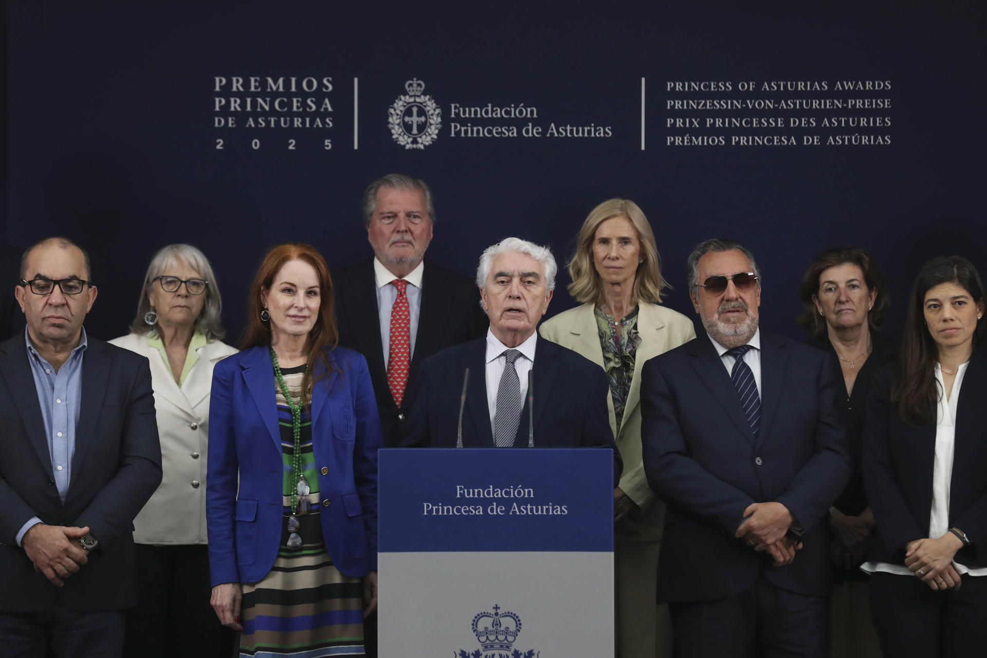El jurado del Premio Princesa de Asturias de Cooperación Internacional 2025, presidido por Gustavo Suárez-Pertierra (c), durante la lectura del acta del jurado que otorga el galardón de esta edición al economista y político italiano Mario Draghi, expresidente del Banco Central Europeo (BCE) y ex primer ministro de Italia. EFE/J.L.Cereijido.
