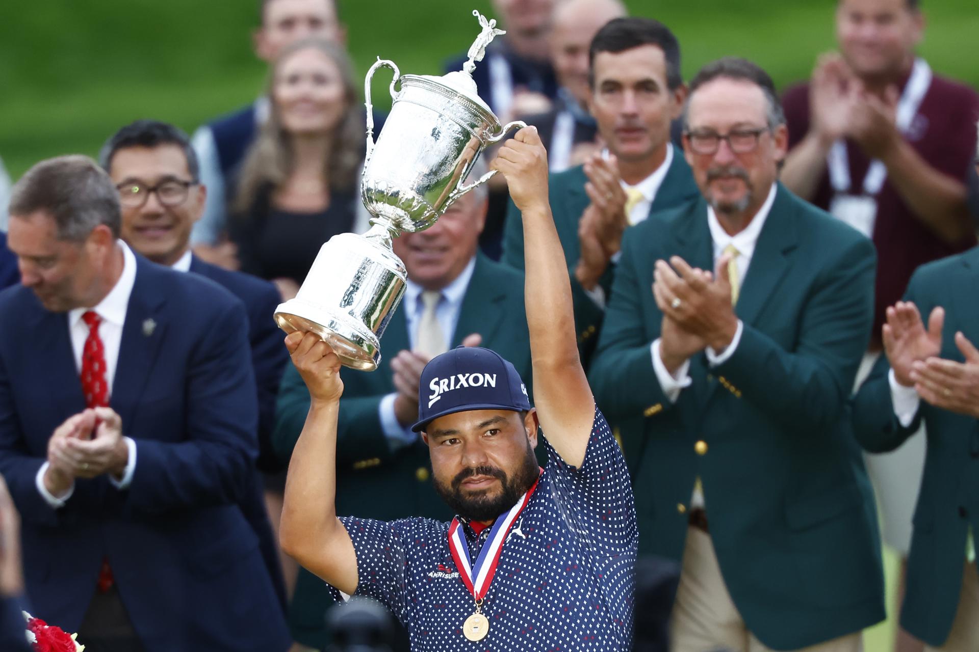 JJ Spaun celebra con el trofeo, tras vencer en el Abierto de Estados Unido, en el Oakmont Country Club en Oakmont, Pensilvania. EFE/EPA/JARED WICKERHAM
