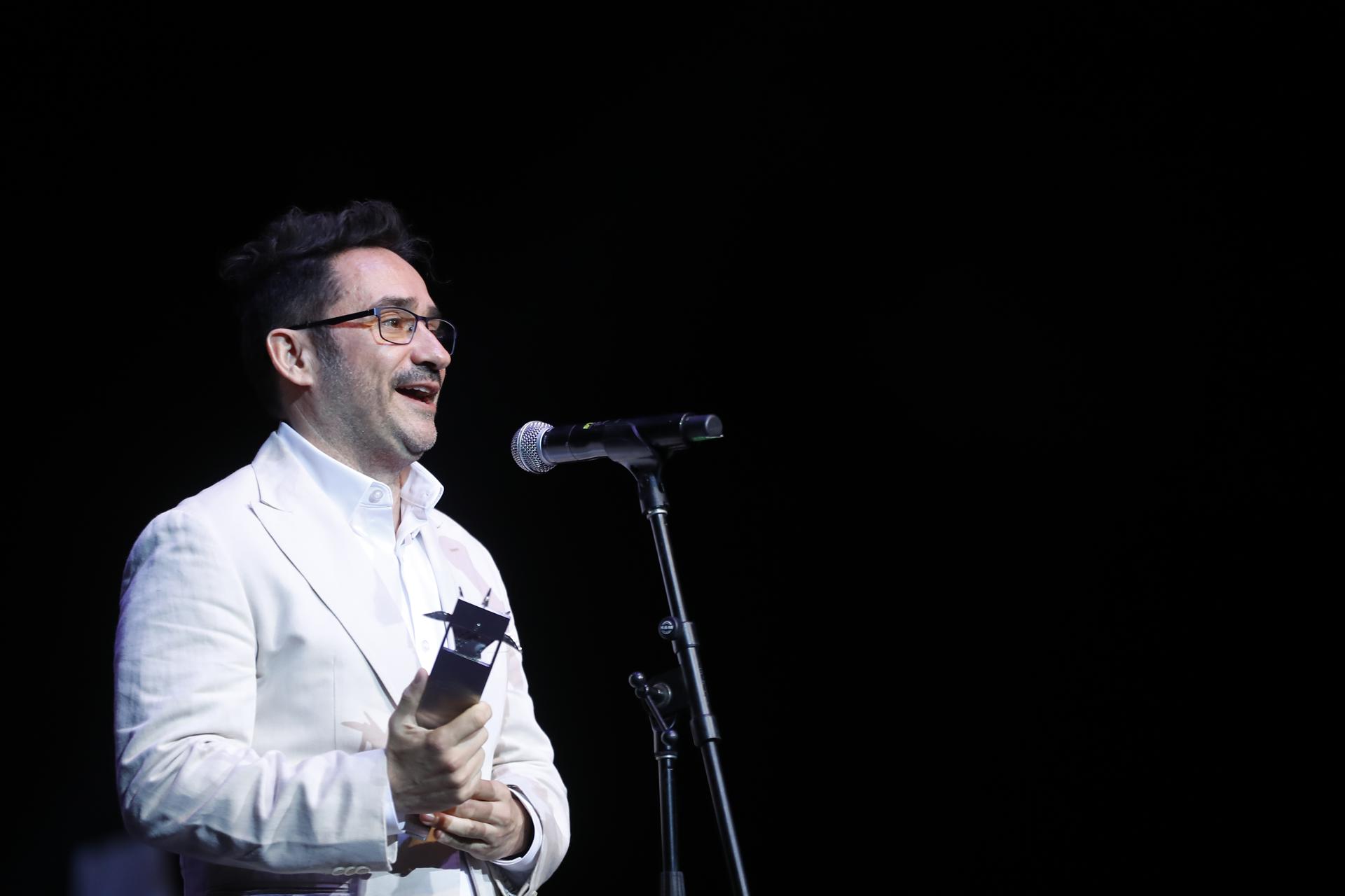 El director de cine español Juan Antonio Bayona recibe el galardón Homenaje Mayahuel Internacional, durante la ceremonia de inauguración de la 40 edición del Festival Internacional de Cine en Guadalajara (FICG), celebrado este viernes en Guadalajara, Jalisco (México). EFE/ Francisco Guasco