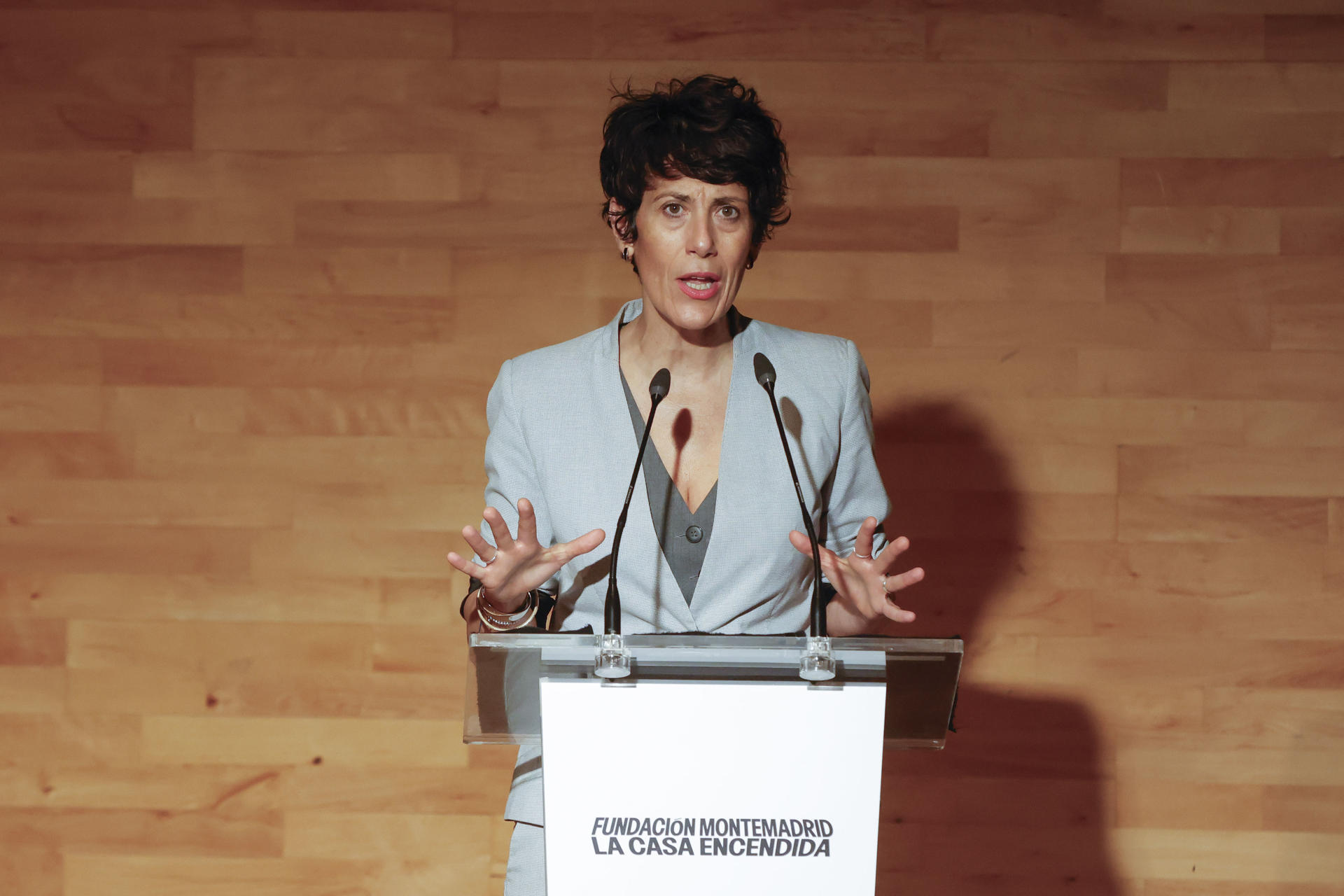 La ministra de Inclusión, Seguridad Social y Migraciones, Elma Saiz, interviene en la presentación de una experiencia inmersiva de ACNUR, con motivo del Día Mundial del Refugiado, en la que el público podrá ponerse en la piel de una persona desplazada. EFE/ Blanca Millez
