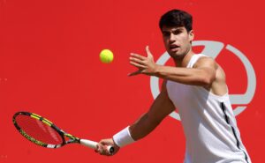 El español Carlos Alcaraz, en acción durante una sesión de entrenamiento en el torneo de Queen's en Londres, el lunes. EFE/ Andy Rain