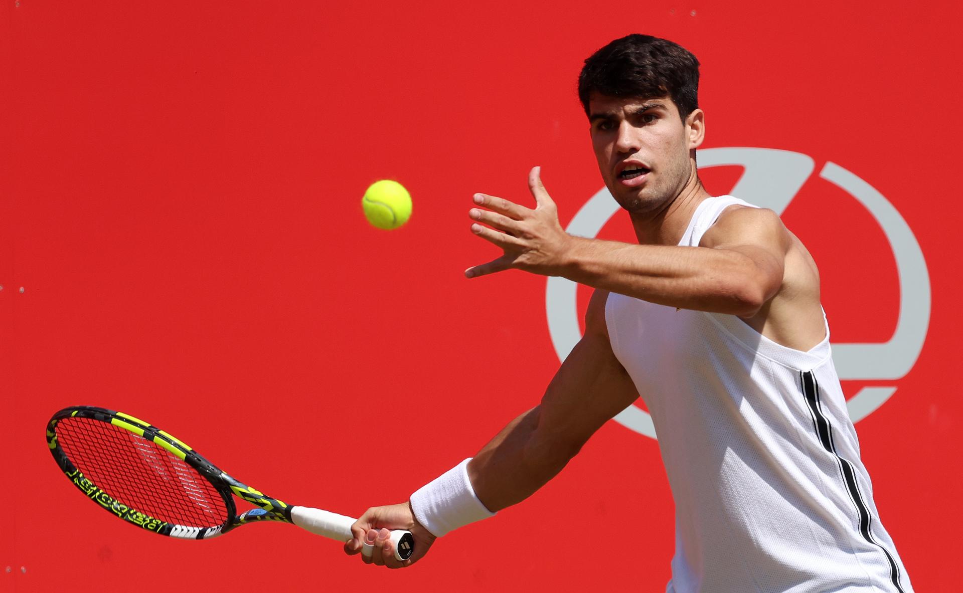 El español Carlos Alcaraz, en acción durante una sesión de entrenamiento en el torneo de Queen's en Londres, el lunes. EFE/ Andy Rain