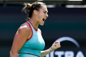 La bielorrusa Aryna Sabalenka durante el partido este jueves ante la suiza Rebeka Masarova. EFE/EPA/FILIP SINGER