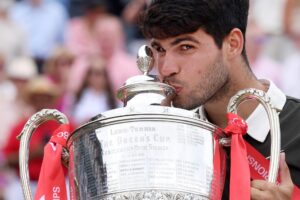 Carlos Alcaraz besa el trofeo del torneo de Queen's tras derrotar en la final del domingo al checo Jiri Lehecka. EFE/EPA/ANDY RAIN