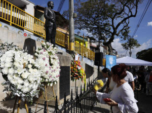 Fotografía de archivo de un homenaje frente a la estatua del cantante Carlos Gardel, en Medellín (Colombia). EFE/Luis Noriega