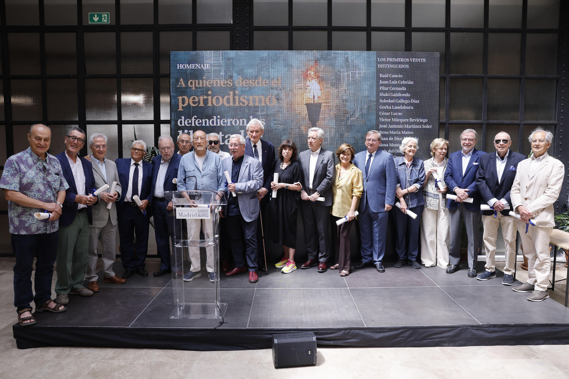 Foto de familia de los veinte periodistas que la Asociación de Periodistas Europeos y la Fundación Diario Madrid han otorgado un reconocimiento por su defensa de las libertades, este lunes en Madrid. EFE/ Sergio Perez