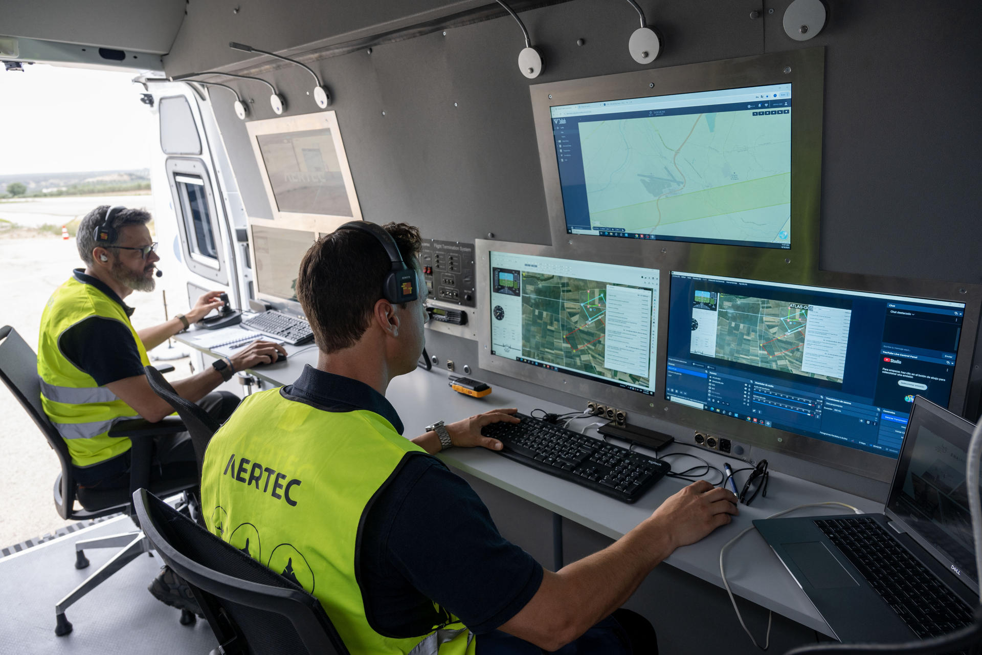 El equipo técnico observan los ordenadores en la operación de vuelo para aterrizar el dron Tarsis 75 en el Centro Experimental de Vuelos ATLAS en Villacarrillo (Jaén) durante la demostración del proyecto europeo U-ELCOME para trasladar suministros médicos en zonas rurales remotas utilizando aparatos no tripulados. EFE/José Manuel Pedrosa
