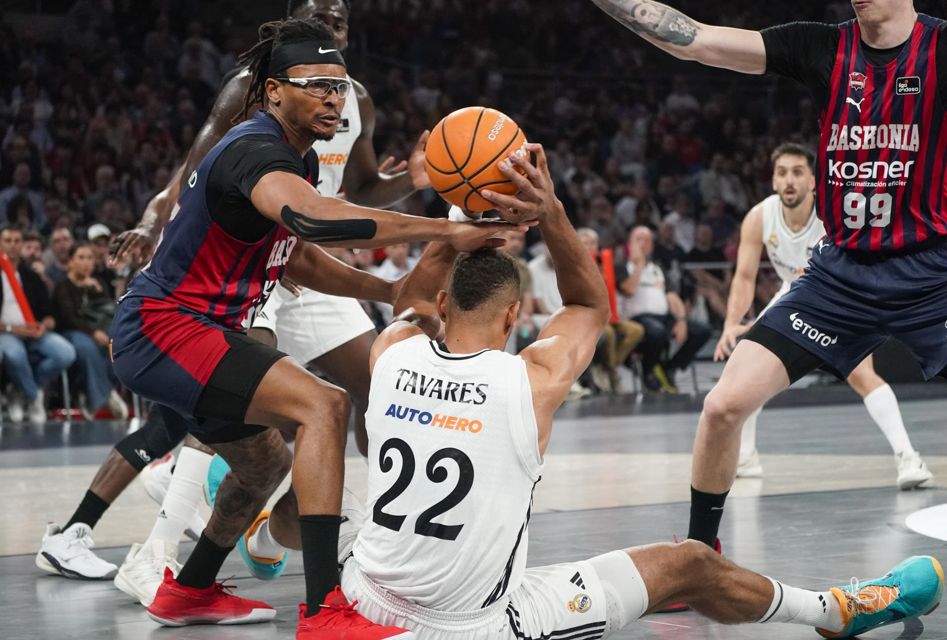Edy Tavares lucha con Chima Moneke. EFE / L. RICO