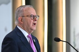 Imagen de archivo que muestra al primer ministro de Australia, Anthony Albanese, el 17 de abril de 2025 en Kananaskis, Alberta, Canadá, durante una rueda de prensa en los márgenes de la cumbre de líderes del G7. EFE/EPA/LUKAS COCH AUSTRALIA AND NEW ZEALAND OUT