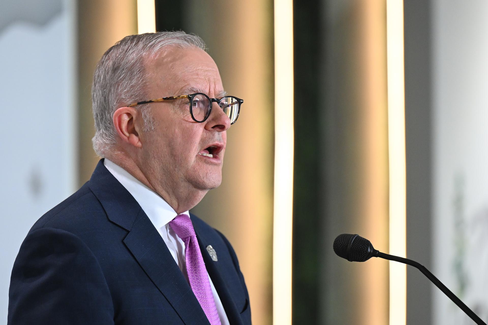 Imagen de archivo que muestra al primer ministro de Australia, Anthony Albanese, el 17 de abril de 2025 en Kananaskis, Alberta, Canadá, durante una rueda de prensa en los márgenes de la cumbre de líderes del G7. EFE/EPA/LUKAS COCH AUSTRALIA AND NEW ZEALAND OUT