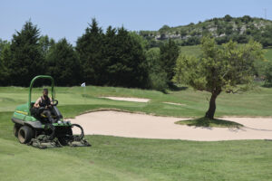 -Un jardinero siega el césped del hoyo 5 en el campo de golf de Meaztegi, de titularidad pública, donde esta semana da inicio IV Bizkaia Open, torneo grande del circuito de la Asociación de Profesionales de Golf de España (PGAe) con la participación del guipuzcoano José María Olazabal, doble ganador del Masters de Augusta en 1994 y 1999, que será la estrella del torneo del 19 al 22 de junio. EFE/Luis Tejido