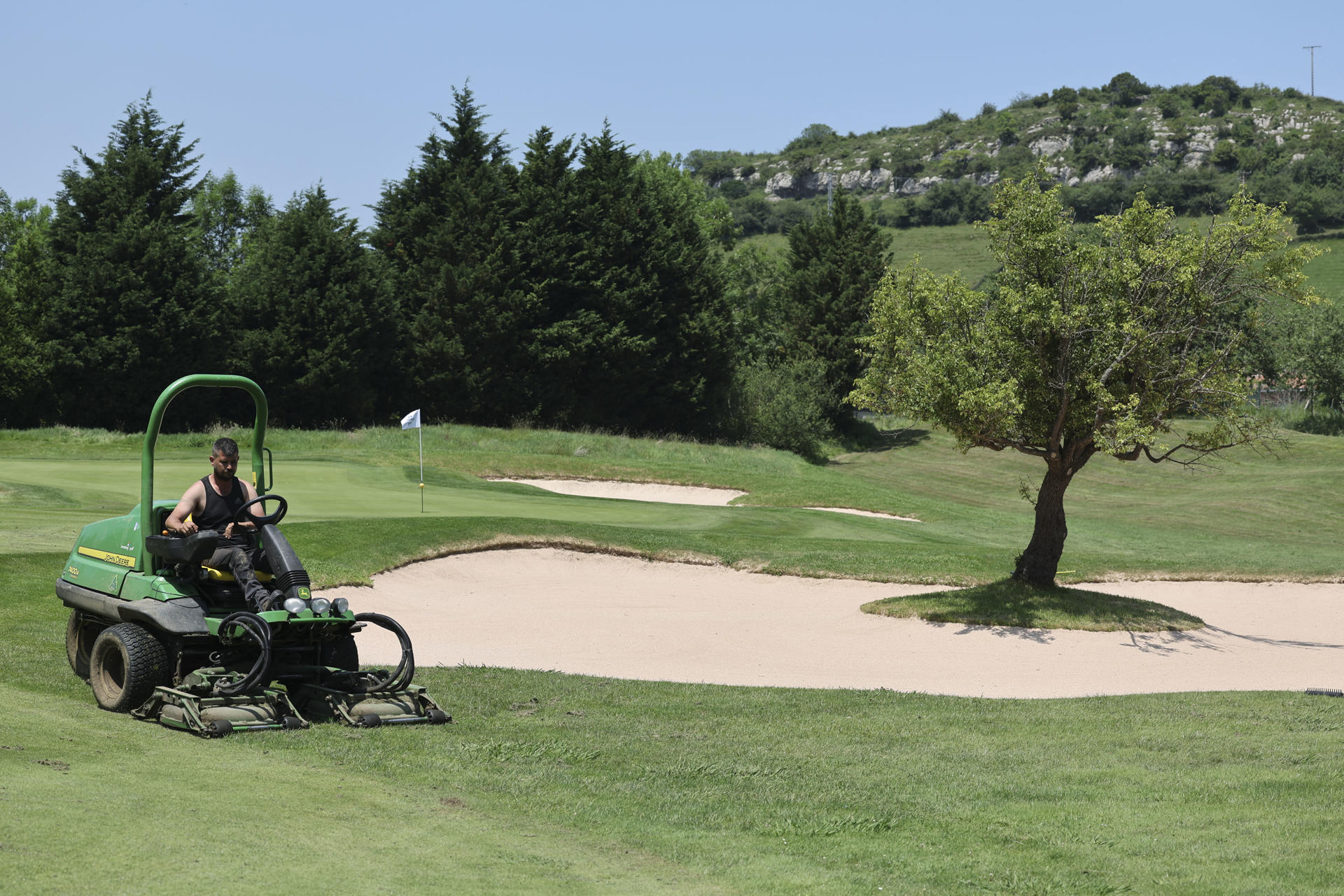 -Un jardinero siega el césped del hoyo 5 en el campo de golf de Meaztegi, de titularidad pública, donde esta semana da inicio IV Bizkaia Open, torneo grande del circuito de la Asociación de Profesionales de Golf de España (PGAe) con la participación del guipuzcoano José María Olazabal, doble ganador del Masters de Augusta en 1994 y 1999, que será la estrella del torneo del 19 al 22 de junio. EFE/Luis Tejido